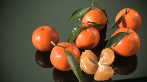 CLEMENTINES  BEING PREPARED  ON A KITCHEN WORKTOP Vidéo 59006737