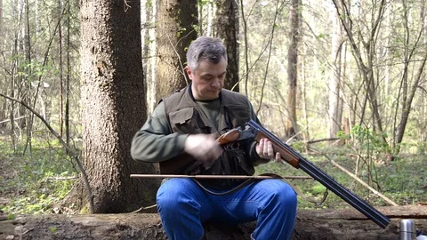 Clening a shotgun Stock-Footage 89492445