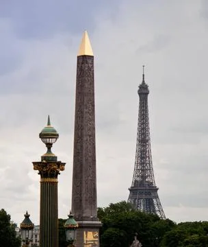 Cleopatra Needle and Eiffel tower Paris cityscape with Cleopatra s needle ... Stock-Fotos