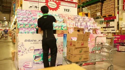 Clerk stacking stock Vidéo 8989414