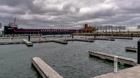 Cleveland Ohio Windy Cold Cloudy Day on Lake Erie in Cleveland Ohio 動画素材 121597540