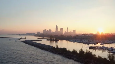 CLEVELAND, SKYLINE, VIEWED FROM WEST, AERIAL OVER LAKE ERIE THEN MARINA Stock Footage