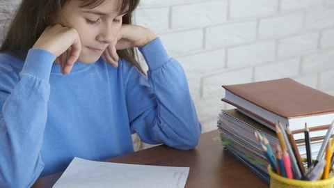 A clever child learns. 動画素材 106028191