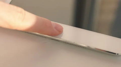 Click on the tablet 库存影片 48629978