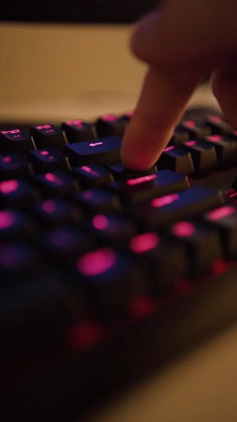 Clicking on the keyboard 스톡 동영상 185463283
