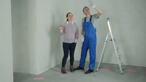 Client and Worker Discussing House Renovation Video stock 170893324