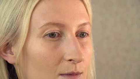 A client in a beauty salon does makeup. the makeup artist draws the eyebrow Vídeo Stock 154460704