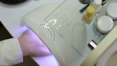 Client drying gel polished nails in UV light Video stock 81034529