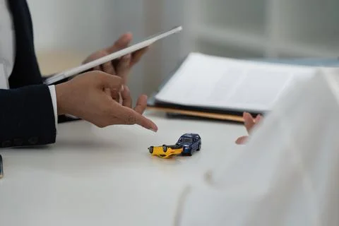 Client Engaging in Insurance Discussion with Advisor Foto stock