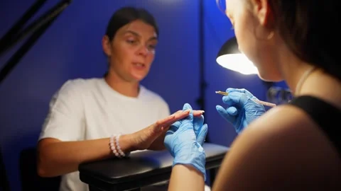The client explains to the artist exactly what kind of coating she wants. Video stock 325309621