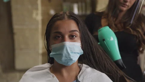 Client Following Safety Guidelines Getting A Blow Dry Vidéo 139763195