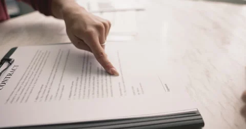 Client listens contract details, put signature, shaking hands sales manager Stockbeeldmateriaal 282660022