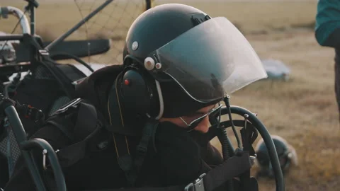 Client making last adjustments of gear and wear before start Vidéo 152949912