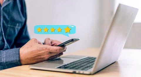 Client man hand using smartphone with pop up five star icon for feedback Foto stock