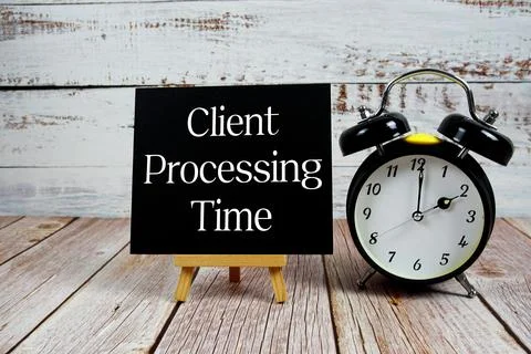 Client Processing Time text with easel and alarm clock on wooden background 库存照片