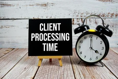 Client Processing Time text with easel and alarm clock on wooden background Foto stock