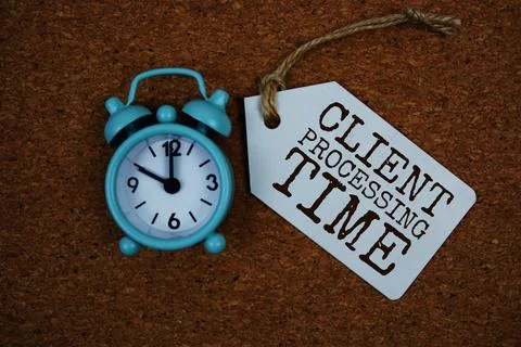 Client Processing Time text on price tag with alarm clock on cork board bac.. Foto stock