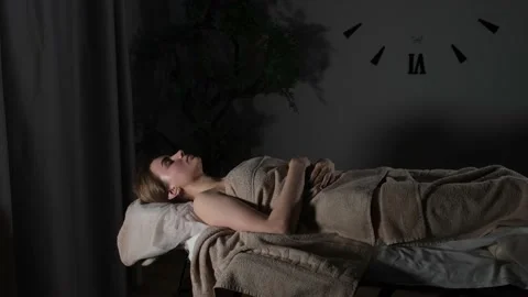 Client resting on the table after massage Vidéo 169639145