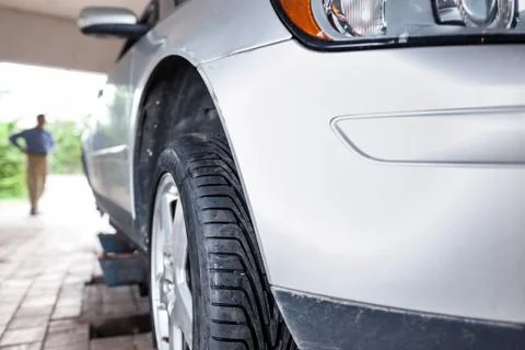 Client waiting while his car is being inspected in a garage (sha Stock-Fotos