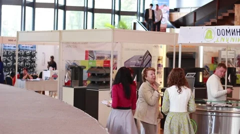Clients and managers in the exhibition Vídeos de archivo 62648145