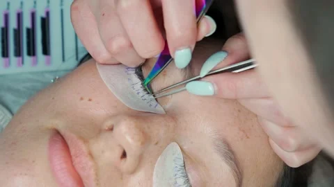 Client's eyelashes with a patch of eyes, on which the length of the eyelashes 스톡 동영상 201804881