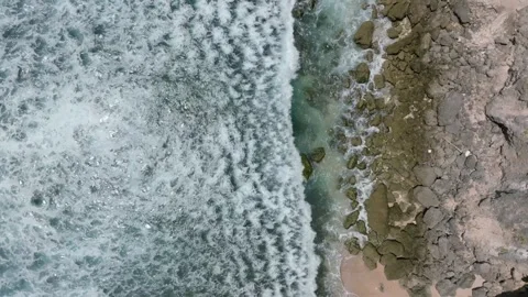 Cliff aerial top down view of a rocky coastline in Uluwatu, Bali. Vidéo 253422409