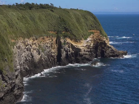 Cliff covered in grass, blue sea and sky, Jogashima island, Miura Peninsula 動画素材 80618704