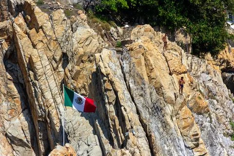 Cliff divers preparing to jump from the steep rocky cliffs of La Quebrada. Fotos de archivo