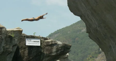 Cliff diving Stock-Footage 54332637