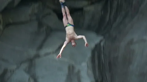 Cliff diving slow motion Видео 54374153