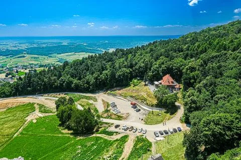 Cliff Edge View from Mountain Over Landscape 스톡 사진