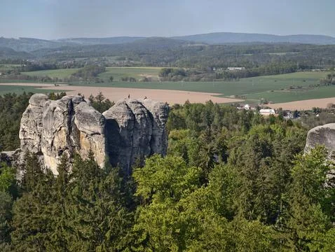 Cliff edges painted. Eroded cliff with foliage on rim overlooks patchwork f.. 스톡 사진