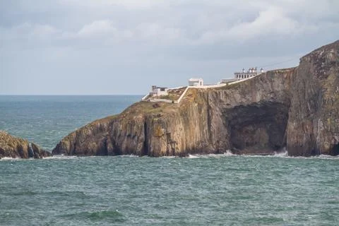 Cliff with foghorn station, North Stack. Fotos de archivo