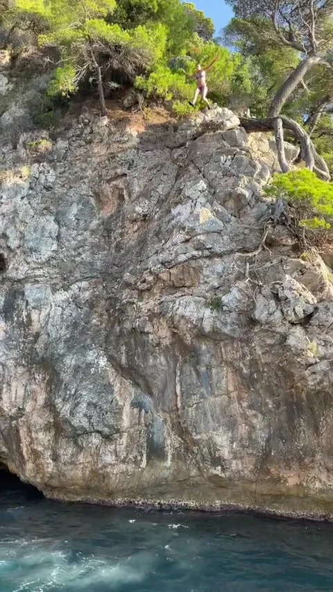 Cliff jumping Stock Footage 178111564