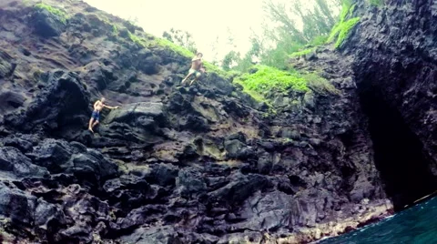 Cliff Jumping in Hawaii. Summer Fun Lifestyle. Видео 54142808