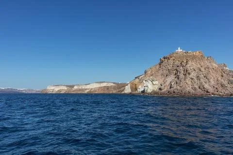 Cliff with lighthouse at top in Santorini. Foto stock