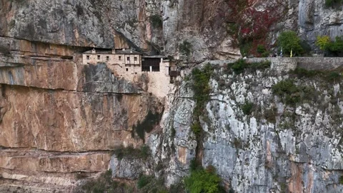 Cliff monastery with autumn trees and gorge below, Tzoumerka mountains, Epirus, 库存影片 341871680