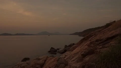 Cliff at ocean against sunset scape. 库存影片 151462894