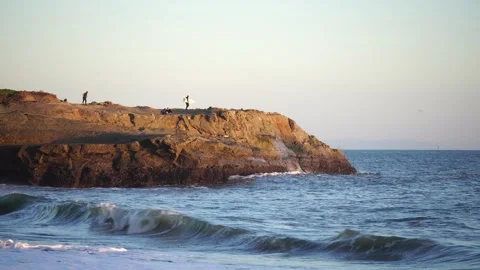 A cliff in the Pacifc Ocean. Vídeos de archivo 293188647