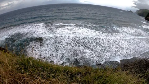 Cliff perspective view of waves approaching Pololū Valley beach, Hawaii 4K Видео 98425716