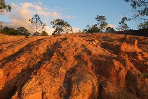 Cliff showing texture and shadows caused by sunset Stockfoto's