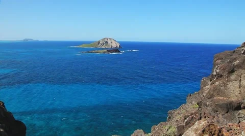 Cliff Surrounded By Turquoise Water Vidéo 43858296