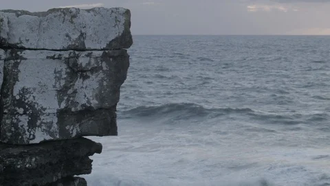 Cliff view of stormy ocean 스톡 동영상 86602533