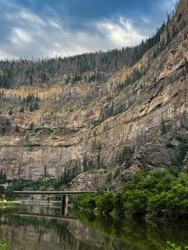 Cliff Walls and Bridge Reflected in the Colorado River at Glenwood Canyon Foto stock
