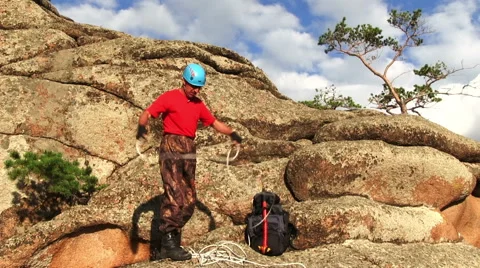 Cliffhanger packs the rope 스톡 동영상 45890341