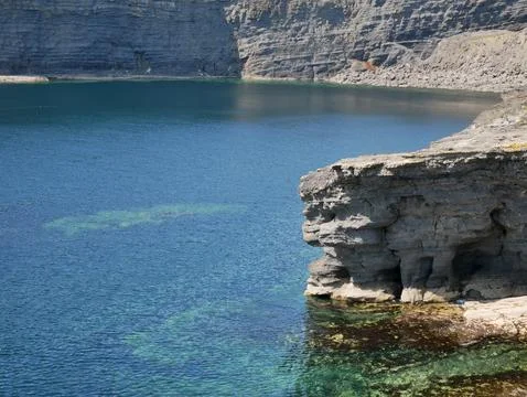 Cliffs and Atlantic ocean background, rocks and laguna, beauty in nature. V.. Foto stock