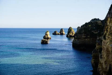 Cliffs and Atlantic ocean in Lagos, Portugal Foto stock