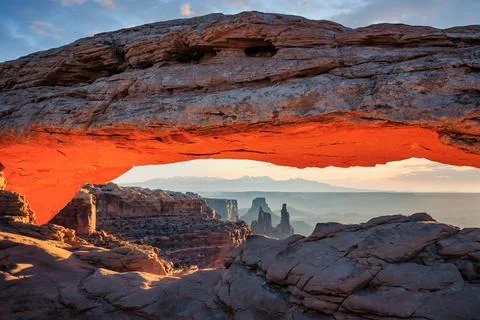 Cliffs and Mountains Under the Arch, Mesa Arch, Canyonlands National Park, Ut Stock-Fotos