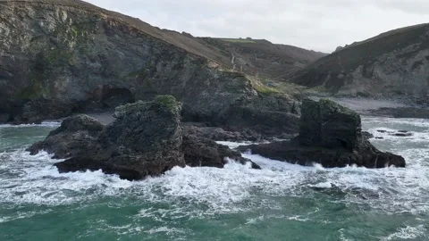 Cliffs and Waves in Slow Motion, St. Agnes Heritage Coast, Saint Agnes, Cornwall 動画素材 228471076