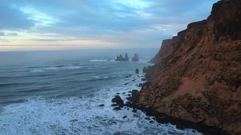 Cliffs and Waves at Víkurfjara Black Sand Beach Iceland 4K Stock-Fotos